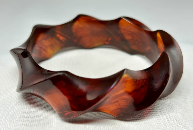 BB568 spiral carved rootbeer bakelite bangle